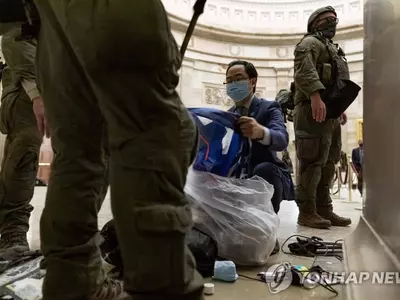 의사당 정리 돕는 한국계 앤디 김 연방하원의원