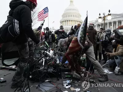 의사당 폭도들의 두번째 타깃은 언론…카메라 부수고 폭언