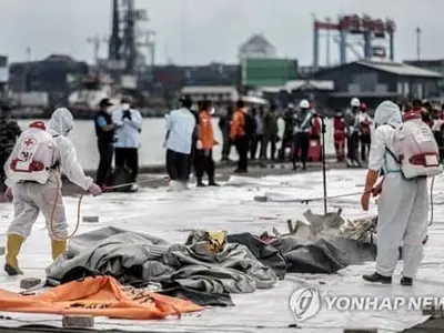 62명 탑승 인니 여객기 추락해역 수색…"훼손된 시신 발견