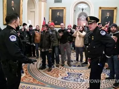 의회 난동 진압 경찰 또 사망…언론 "극단적 선택"