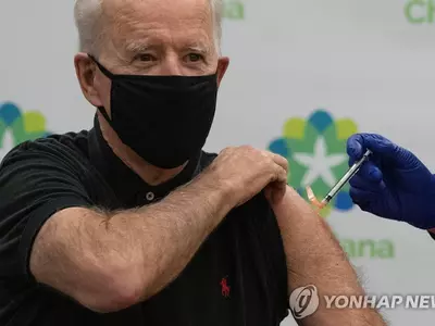 바이든, 코로나 백신 2차 접종…"트럼프, 대통령직 있어선 안돼"