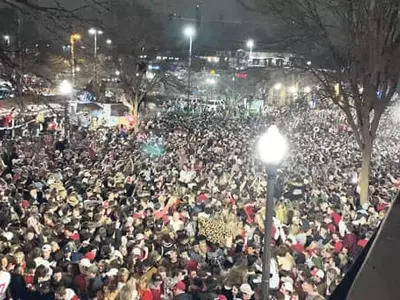 수천명 노마스크로 축제…제정신인가