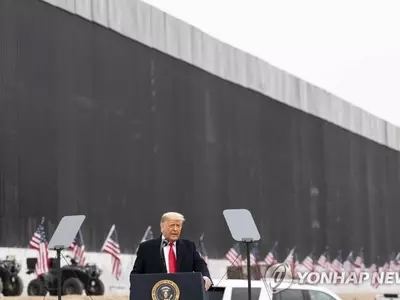 미-멕시코 국경장벽에서 연설하는 트럼프 미국 대통령