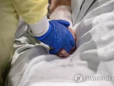 미 코로나 사망자 최고 수준…CDC "3주간 9만명 넘게 숨질수도"