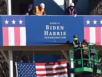 백악관 앞 바이든·해리스 취임 경축 현수막