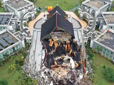 강진에 붕괴한 인도네시아 주 청사