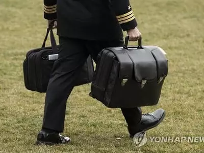 바이든 취임식 불참하는 트럼프, 핵가방 전달은 어떻게?