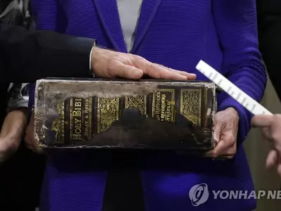 [바이든 취임] 128년 된 집안 가보 성경에 왼손 얹고 선서
