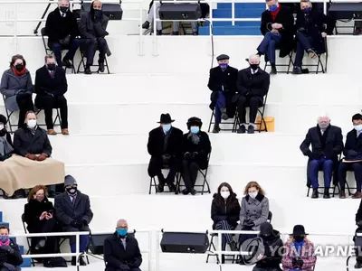 [바이든 취임] 마스크 쓰고 1.8ｍ 떨어져 앉고…코로나로 달라진 취임식