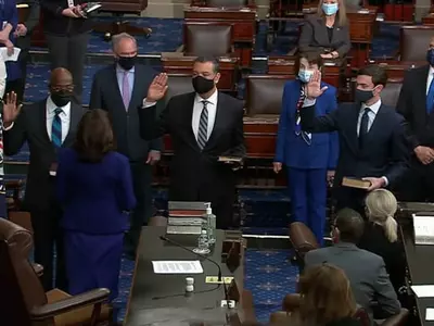 〈사진〉 존 오소프, 라파엘 워녹 취임선서, 민주 상원지배 공식화