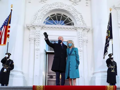 바이든, 백악관 입성…인파 없는 거리서 간소 퍼레이드도