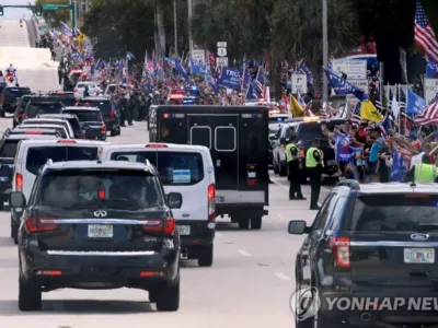 플로리다로 낙향한 트럼프 환영 위해 나온 지지자들