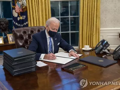 바이든 대통령 책상 위에 수북이 쌓인 행정명령 서류