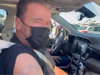 백신 맞은 74살 터미네이터의 한마디…"살고 싶다면 따라와라"