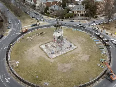 이전 앞두고 펜스 둘린 남부연합군 사령관 리 장군 동상