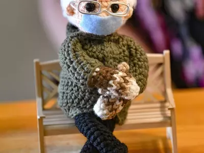 밈으로 유명해진 샌더스…털실 인형도 2만달러에 팔려