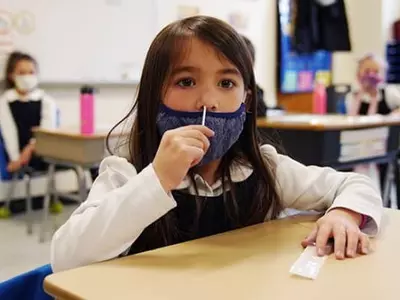 학교에서 코로나19 '자가검사' 하는 학생들