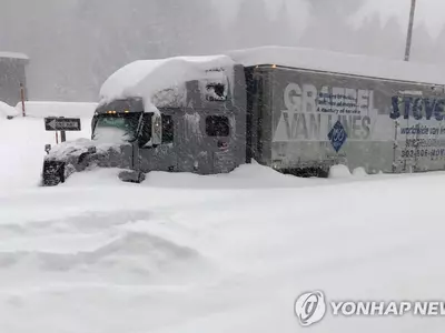 캘리포니아주 폭설로 도로에 발 묶인 트레일러