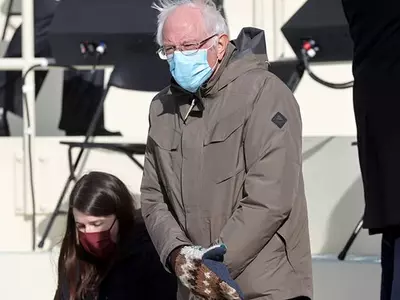 ‘취임식 신스틸러’ 샌더스의 알록달록 털장갑 대량생산