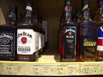 코로나19로 미국도 혼술 증가…'독하고 비싼 술' 판매량↑