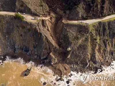 미국 절경 1번 고속도로 또 끊겨…폭우에 바다로 '폭삭'