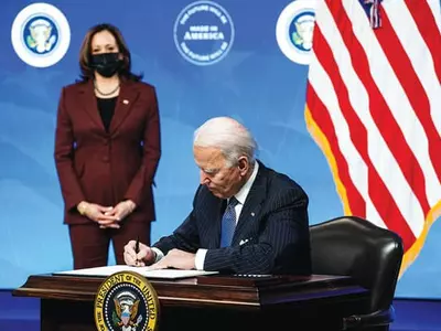 바이든 “관용차, 미국생산 전기차로 교체”