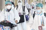 방역복 입은 해외 입국자들