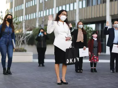 LA 이민국 앞서 야외 시민권 선서식