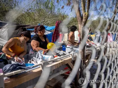 멕시코 국경에 발 묶였던 망명 신청자들, 미국 입국길 열린다