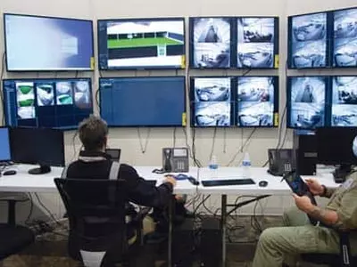 모니터로 국경 밀입국 감시