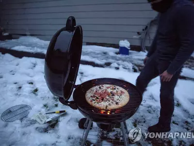 한파에 장난감까지 땔감으로