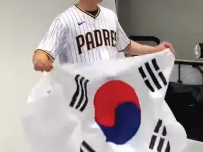 김하성, 태극기 들고 프로필 촬영