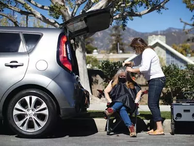 도로변에서 헤어컷