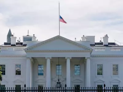 바이든, '코로나 사망 50만명' 조기게양 지시