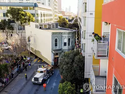 통째로 옮겨지는빅토리아풍 가옥