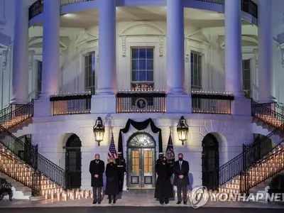 바이든, 코로나 사망 50만명…촛불 추모식