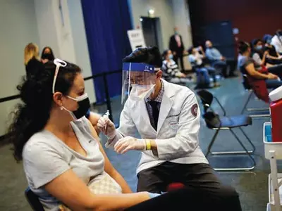 “J&J 백신 맞았다면 숨가쁨·두통 있는지 살펴야”