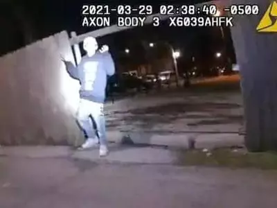 무장대치끝 쐈다더니…양손 든 13세 사살 경찰 영상 공개