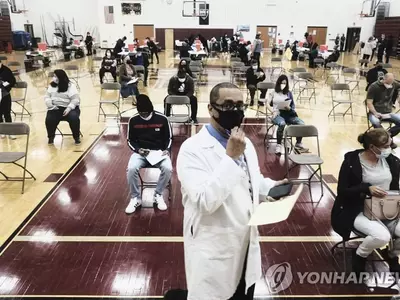 성인 절반 최소 1회 백신 접종…하루 확진 2주새 8%↑