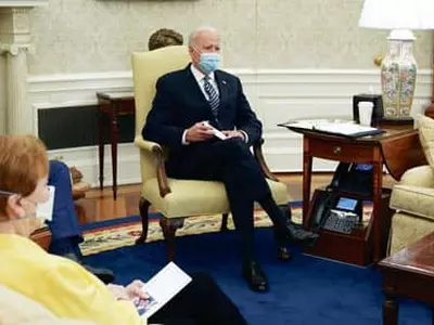 초대형 인프라 계획 “타협 준비 돼있다”