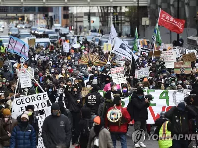 '플로이드 사건' 선고 앞두고 거리행진 하는 미 시위대