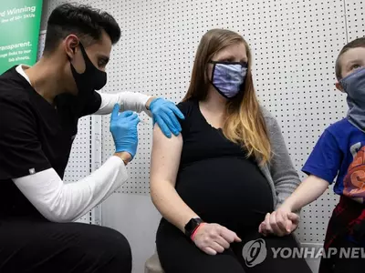 "모더나·화이자 백신 접종 임신부, 부작용 위험 높지 않아"