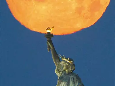 ‘핑크문’ 떠받친 자유의 여신상