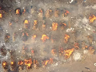 인도, “넘치는 시신…화장장 땔감도 부족할 지경”