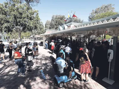 디즈니랜드 재개장… 미국이 문을 연다