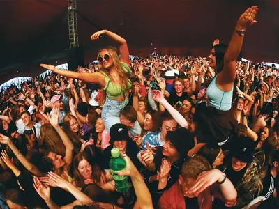 마스크 없이 5천명 모여 야외 콘서트