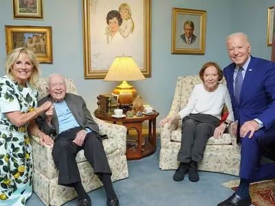 '거인이 된 바이든'…카터 방문 착시사진에 SNS '들썩'