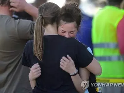 6학년 여학생이 교내외서 총격