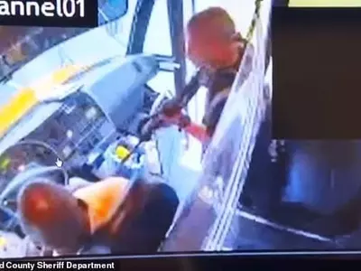 무장탈영 훈련병, 스쿨버스 납치했다가 체포돼