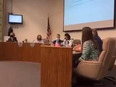 플로리다서 마스크 착용학생 존중 언급했다 "공산주의자" 야유